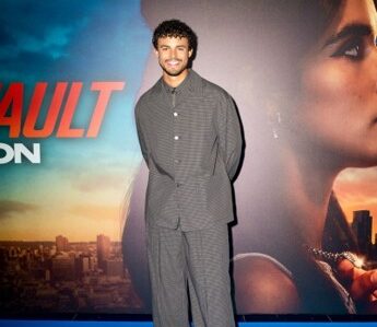 &Omicron; Matthew Broome &phi;ό&rho;&epsilon;&sigma;&epsilon; Calvin Klein Collection &sigma;&tau;&eta;&nu; &pi;&rho;&epsilon;&mu;&iota;έ&rho;&alpha; &tau;&omicron;&upsilon; &laquo;Your Fault: London&raquo; &sigma;&tau;&omicron; &Eta;&nu;&omega;&mu;έ&nu;&omicron; &Beta;&alpha;&sigma;ί&lambda;&epsilon;&iota;&omicron;.